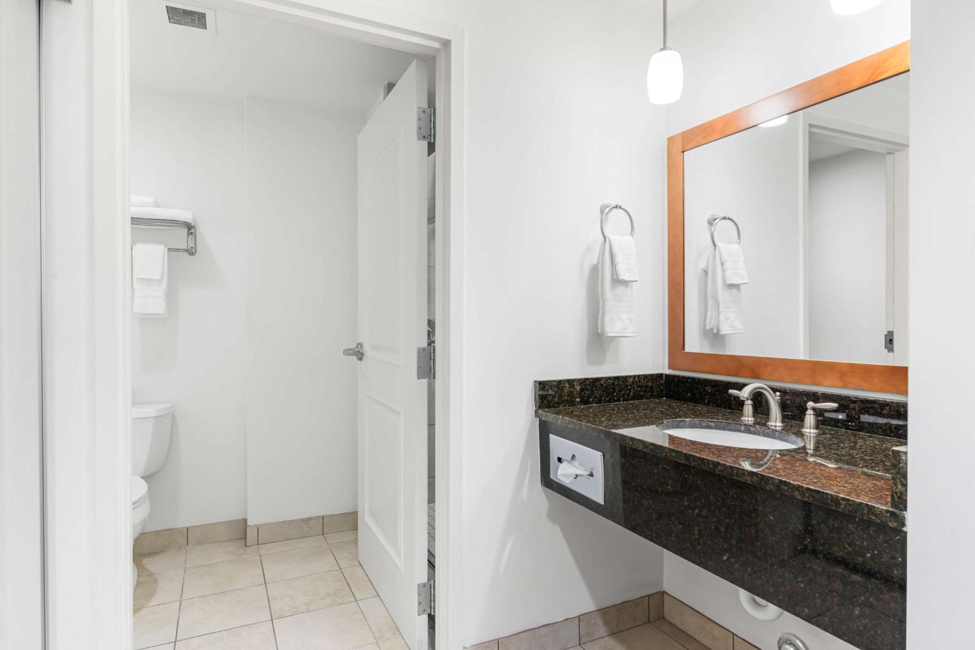 Best Western Plus Westgate Inn And Suites Леланд Экстерьер фото